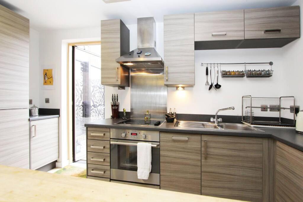 Appartamento Designer In The Heart Of Shoreditch Londra